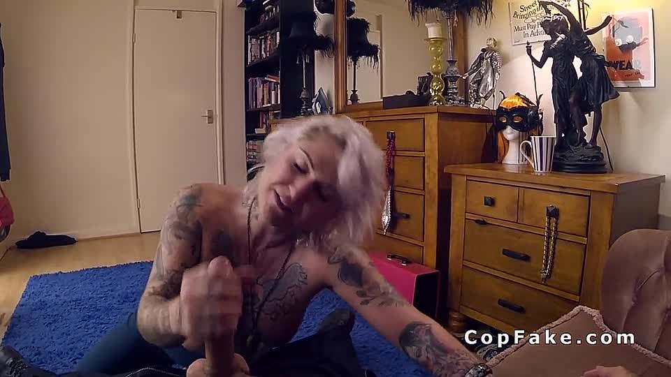Tätowierte MILF lutscht Stierschwanz