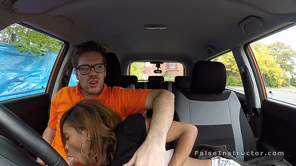 Mädchen fickt Lehrer im Fahrschulauto