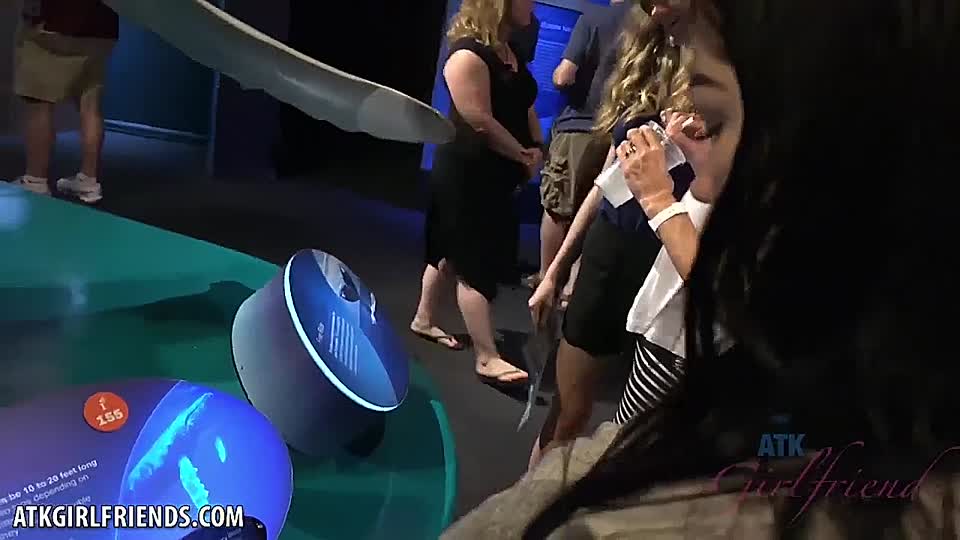 Junges Mädchen mit Zahnspange im POV gefickt